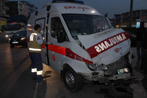 ambulans-kaza-yapti-5-yarali-(2).jpg