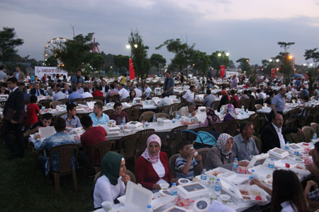 buyuksehir-belediyesi’nden-carsamba’da-‘kardeslik-iftari’--(6).jpg