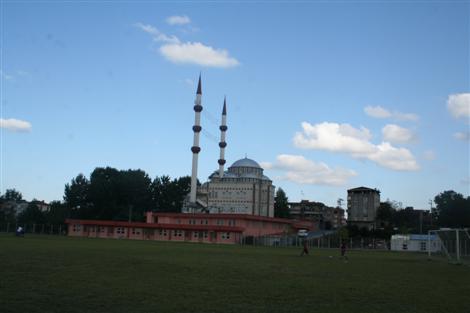 cami-minaresinde-ki-baz-istasyonu-hayret-ettirdi-(custom).jpg