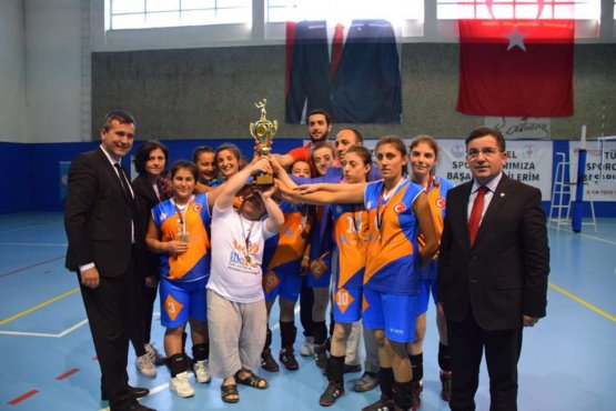 ilkumut-voleybol-takimi-turkiye-sampiyonu--(3).jpg