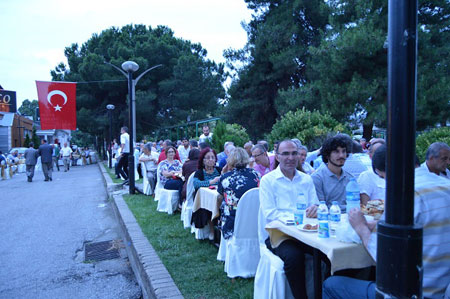 mhpde-iftar-sofralari-bahceye-tasti-(2).jpg