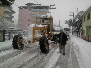 sali-pazari-kar-ekipleri-cay-mahallesinde-kar-temizledi-(2).jpg