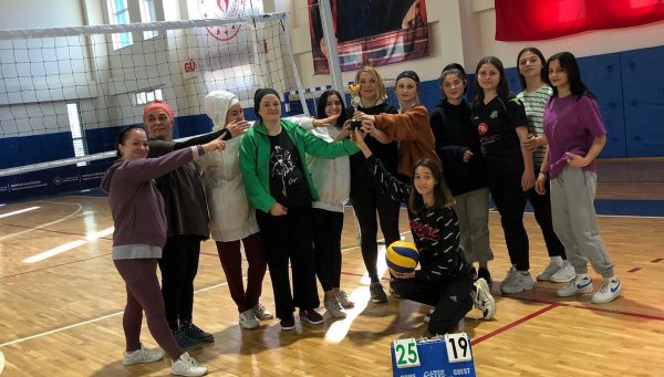 salipazarinda-ev-hanimlari-icin-voleybol-turnuvasi-duzenlendi-(1).jpg