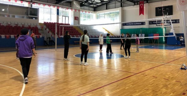 salipazarinda-ev-hanimlari-icin-voleybol-turnuvasi-duzenlendi-(3).jpg