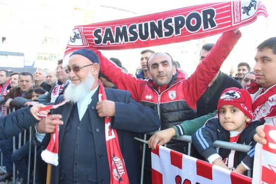 samsunsporlular-takimlari-icin-meydana-akin-etti4.jpg