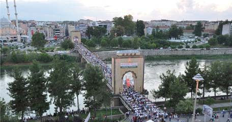 tarihi-kopru-uzerinde-iftar-keyfi1.jpg